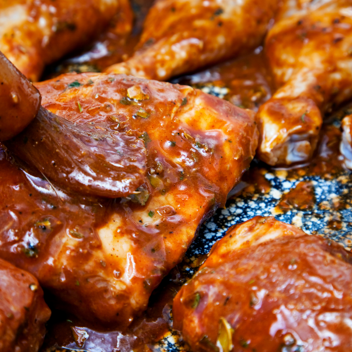 Hausgemachte jamaikanische Wet Jerk Marinade mit frischen Zutaten und Yardies Jerk Gewürzmischung