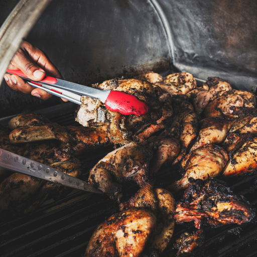 Jerk Chicken auf dem Grill in Jamaika